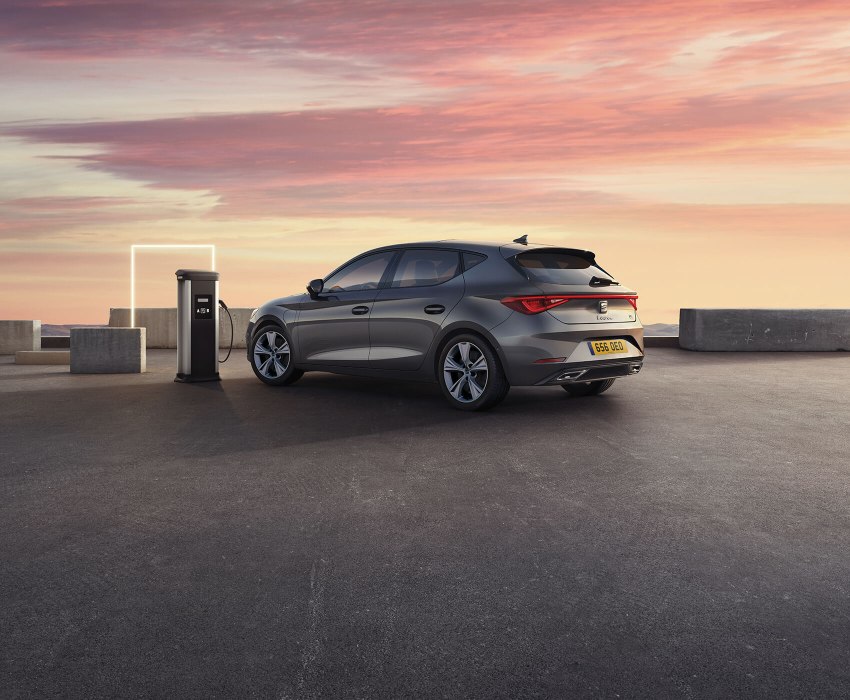 SEAT Leon 2020 e-HYBRID 3/4 rear view