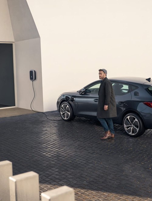 SEAT Leon 2020 e-HYBRID front view