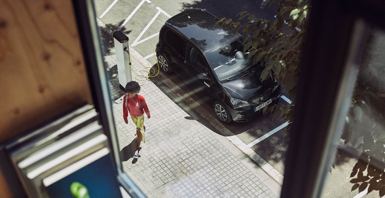 SEAT Mii Electric - View of car outside window