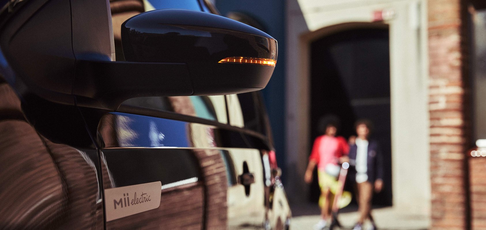 SEAT Mii Electric - Wing mirror with people in the distance